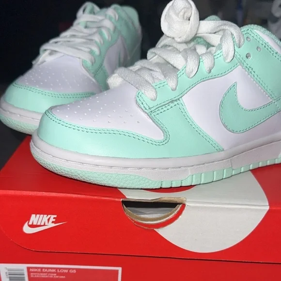 Nike Women’s Dunks - Picture 4 of 4